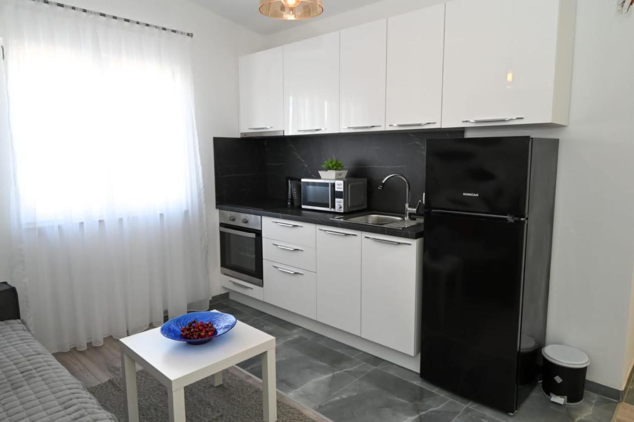 Apartments Astoria Vir Zewnętrze zdjęcie