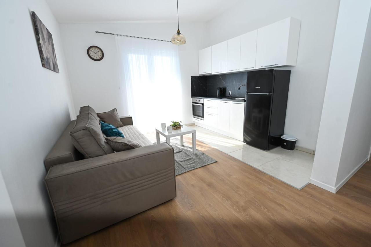 Apartments Astoria Vir Zewnętrze zdjęcie