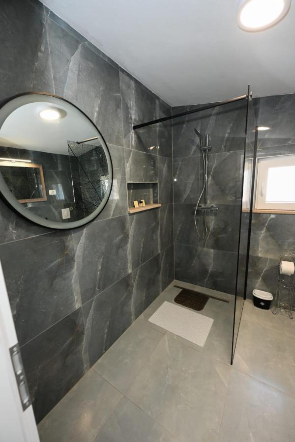 Apartments Astoria Vir Zewnętrze zdjęcie