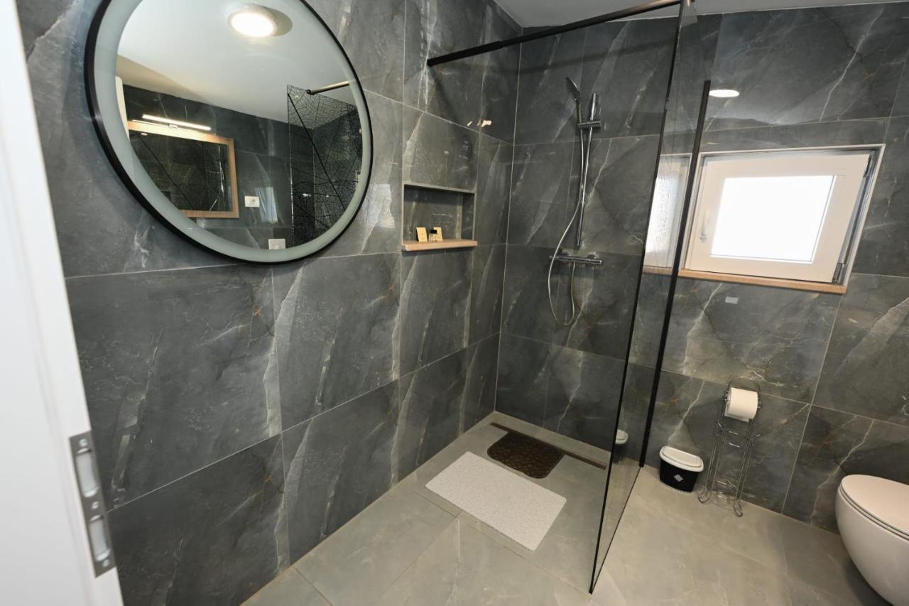 Apartments Astoria Vir Zewnętrze zdjęcie