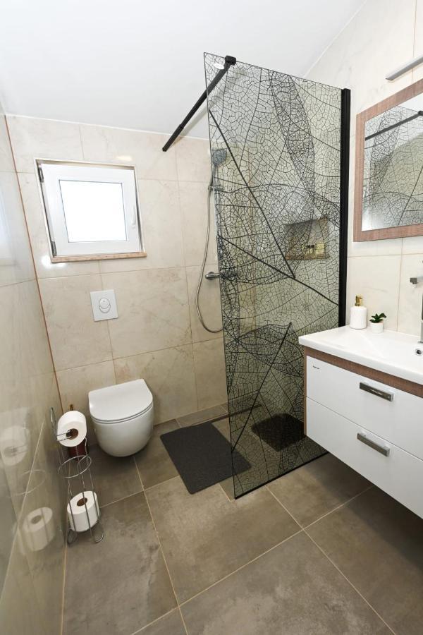 Apartments Astoria Vir Zewnętrze zdjęcie