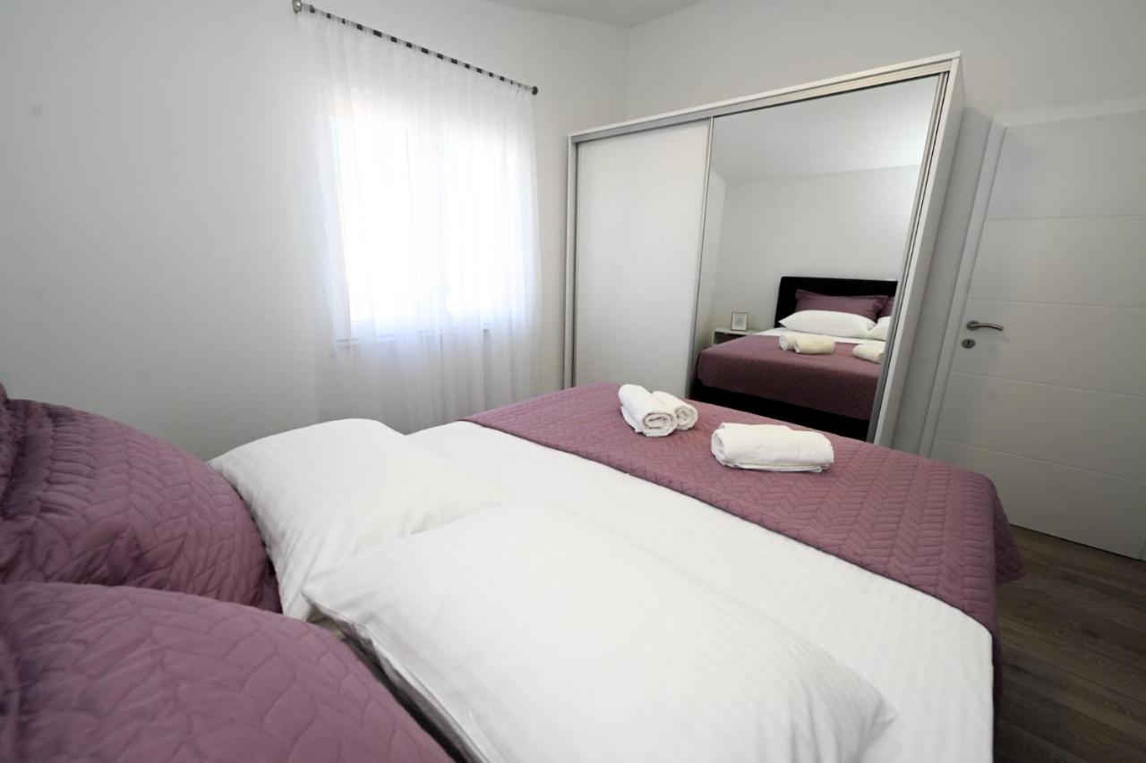 Apartments Astoria Vir Zewnętrze zdjęcie