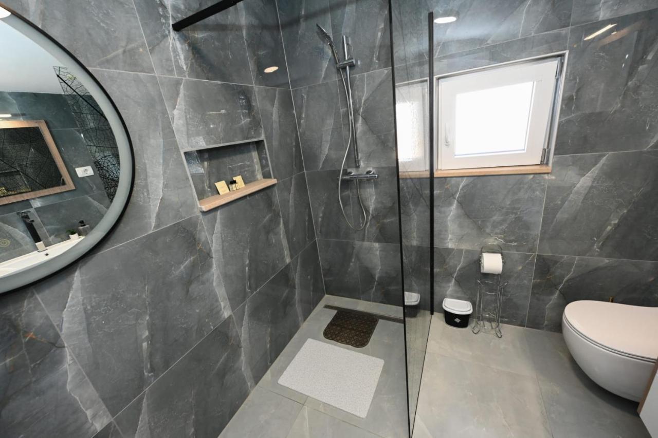 Apartments Astoria Vir Zewnętrze zdjęcie