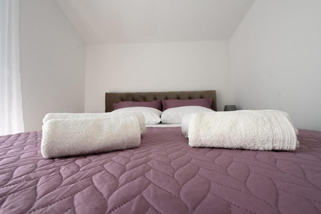 Apartments Astoria Vir Zewnętrze zdjęcie