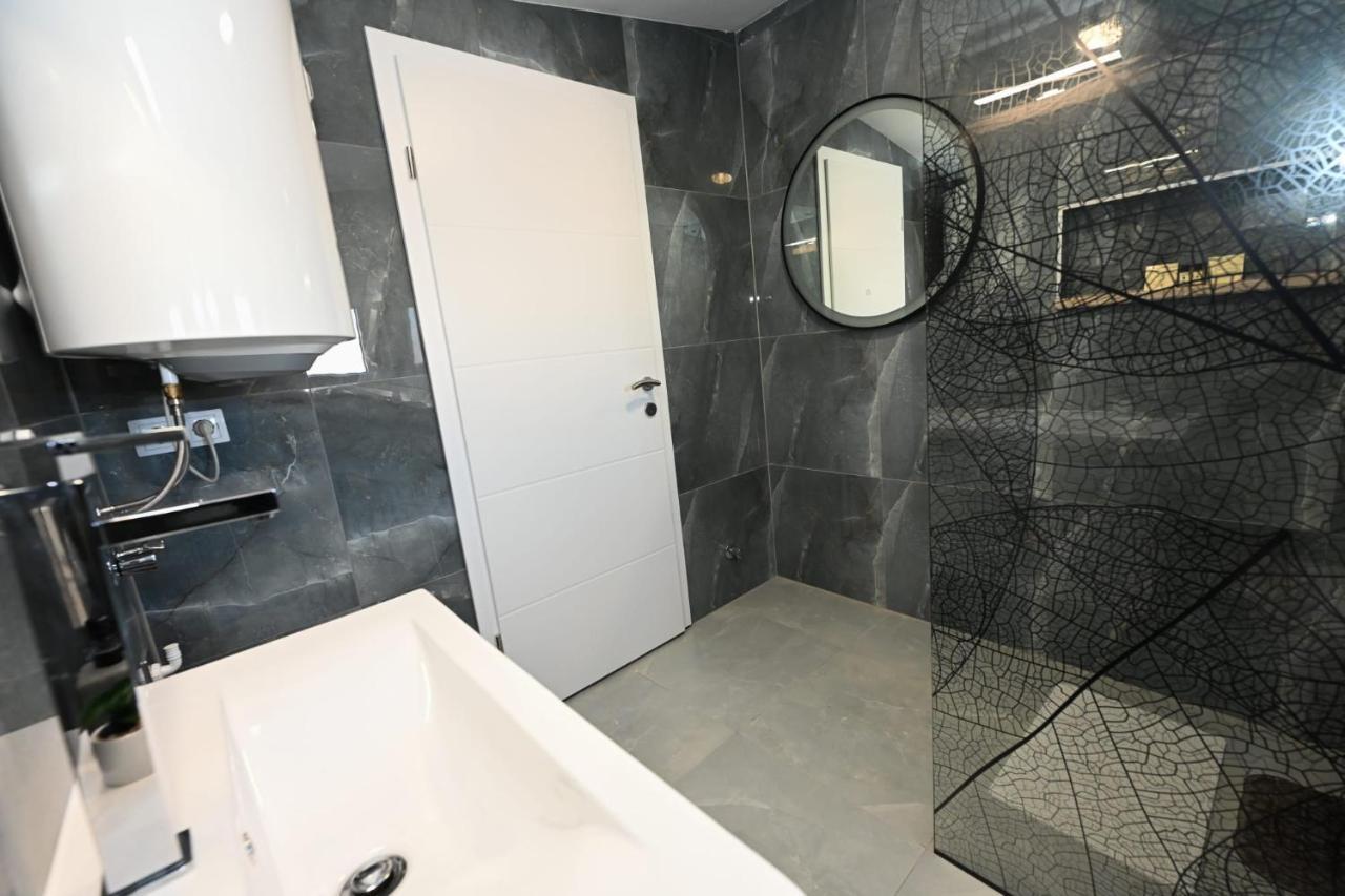 Apartments Astoria Vir Zewnętrze zdjęcie
